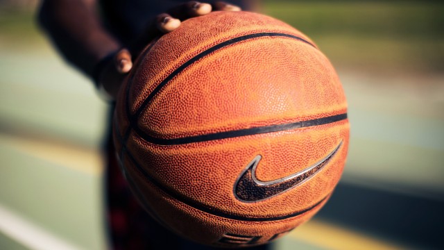 裁判新规引发争议，联盟持续优化判罚机制，裁判管理办法